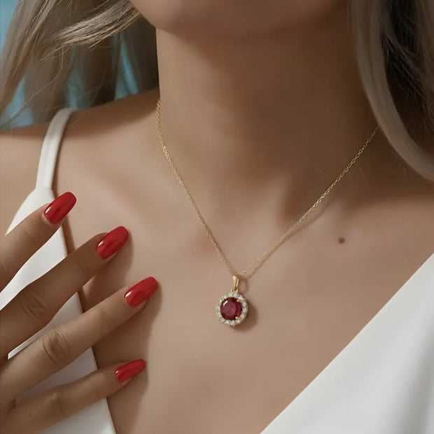 Tuva bilde ar 14K zelta rubīna halona kaklarotu, izceļot precīzi griezto rubīna AAAAA cirkoniju un augsti pulēto 14K zelta pārklājuma ietvaru.