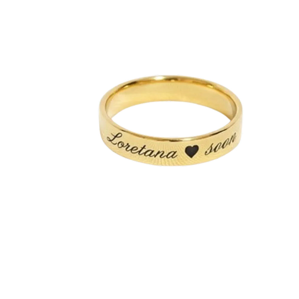 Tuva sievietes rokas attēls, kurā redzams personalizēts 3 mm zelta kārtotais gredzens