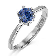 Tuva sievietes rokas bilde, kurā redzams personalizēts zilā cirkonija 925 sudraba gredzens no Diamond Series kolekcijas